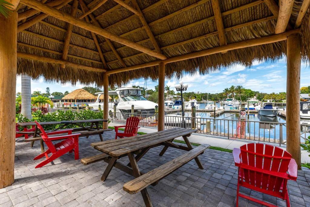 Appartamento Waterfront, Pool, Tiki Bar & Grill, Gym, Location! Sarasota Esterno foto